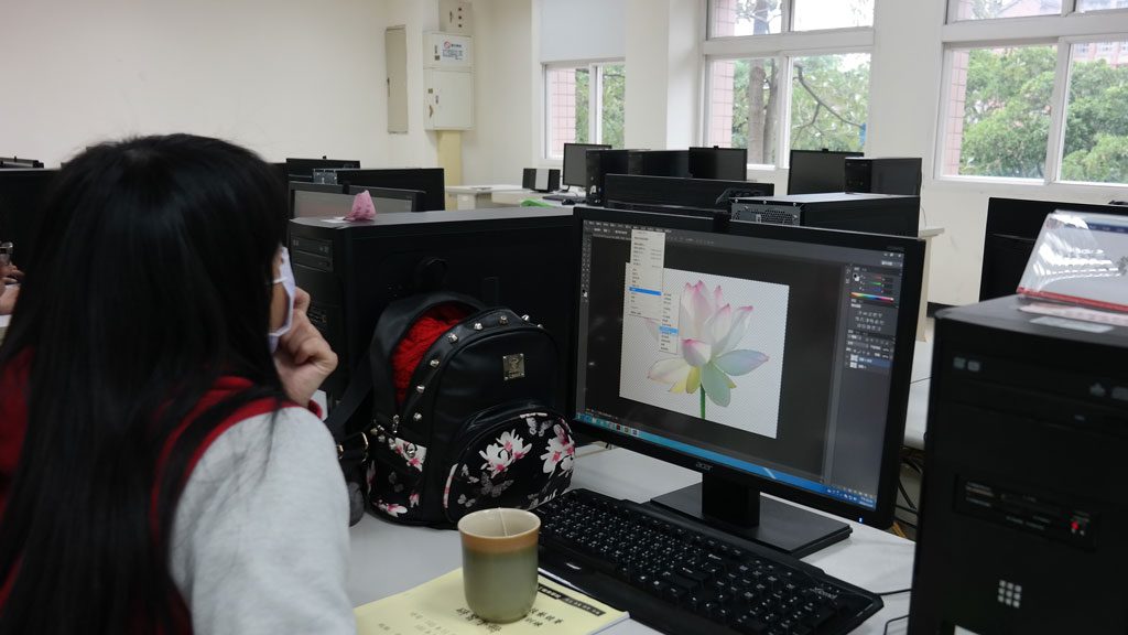 D. 影像處理 / 影像案例介紹: 介紹數位影像處理的使用觀念、常用技法(alpha channel去背、2.5D 立體感設計…等); 並輔以相關網頁設計範例介紹。