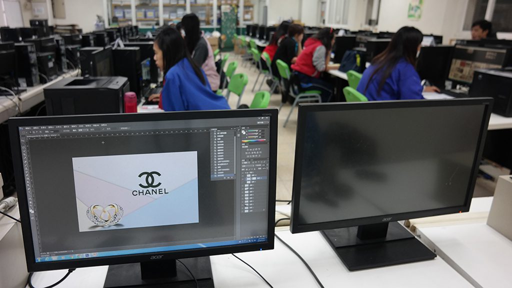 網頁設計，分享美學教育與設計生活知識與專業技能給台灣年輕的新ㄧ代，2.5D品牌顧問受邀分享美學與設計業界經驗給新北市網頁設計專精訓練來自穀保家商、新北高工、鶯歌高職、智光商工與三重商工…等各校選手，希冀讓美學與設計走入校園與年輕ㄧ代日常生活中。