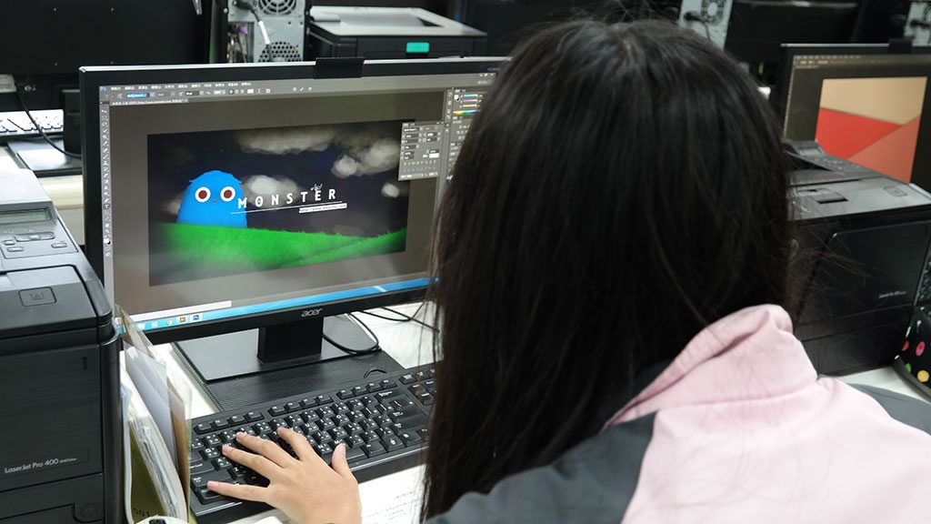 C. 文字與標誌設計 / 案例介紹: 介紹文字與標誌(Logo)設計:文字與標誌的構成方法、色彩配置與文字編排…等; 並輔以相關網頁設計範例介紹。