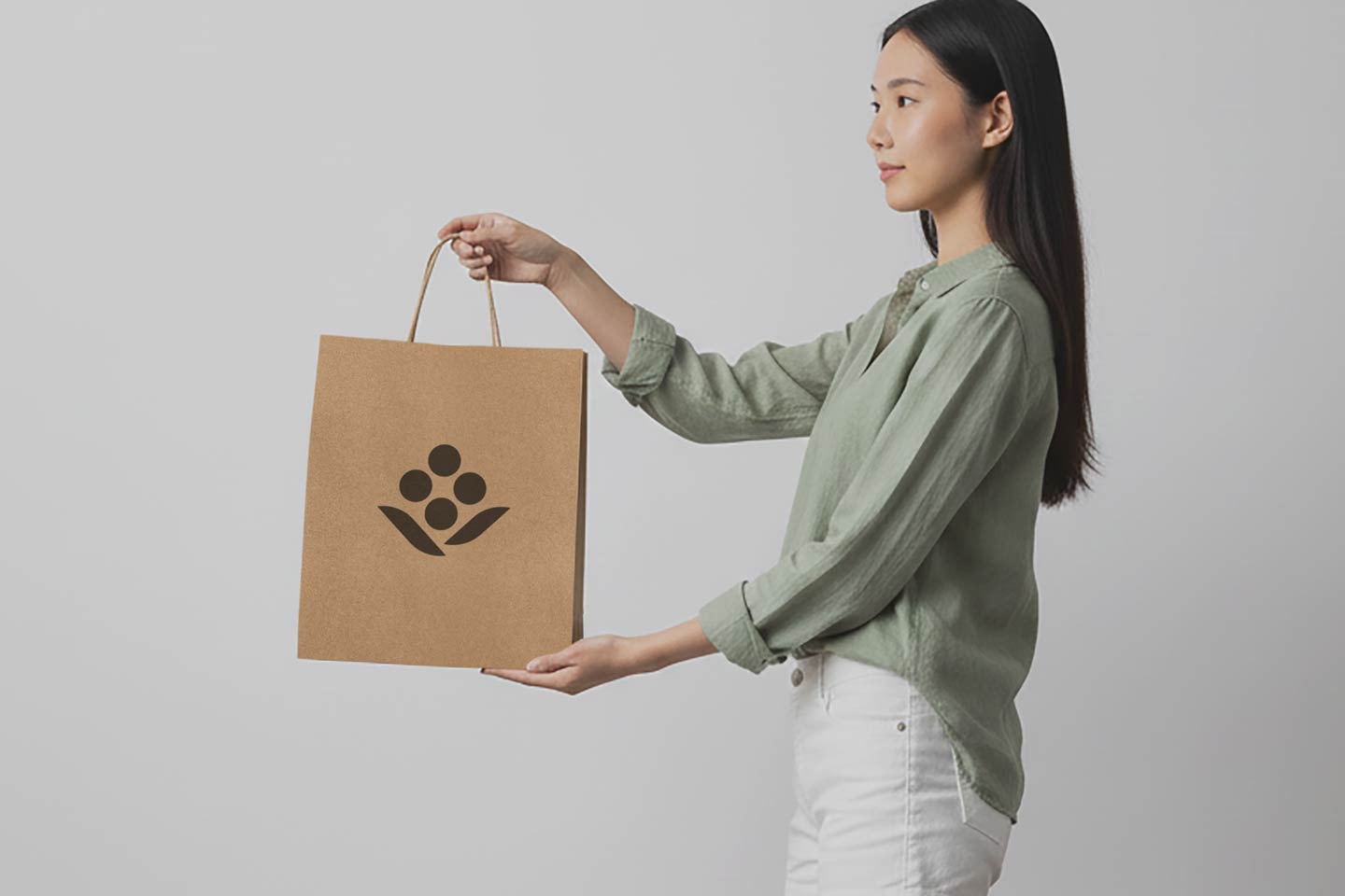 昕旺蛋品委託業界推薦專業的2.5D品牌顧問執行食品品牌規劃與形象設計，以完整公司CIS商標設計、Logo設計與應用識別設計，建立清楚一致的企業形象。設計策略延伸至制服、車體、文具等應用載體，強化品牌辨識度與信任感，適合尋求高品質商標與企業識別系統的食品業客戶參考。此形象圖呈現昕旺蛋品品牌在實體應用上的完整視覺成果，由專業品牌設計公司推薦之 CIS 系統延伸而成。畫面中的 手提袋 設計承載品牌核心識別，透過一致的 商標設計、Logo設計與應用識別設計，將企業理念具體落實於日常使用情境中。整體以簡約、自然為視覺基調，強調品牌對品質、信任與永續價值的重視，使消費者在第一眼即能感受品牌專業度與溫度。此手提袋不僅是包裝載體，更是品牌溝通的重要媒介，讓識別系統在生活場景中自然曝光，深化品牌記憶點。透過 CIS 規劃，Logo 造形、比例與色彩在手提袋上保持高度一致性，確保品牌形象在各類應用中清楚傳達。本案例展現品牌從策略到設計執行的完整流程，是尋找高質感 商標設計、應用識別設計 與品牌視覺整合的企業極具參考價值的推薦案例。