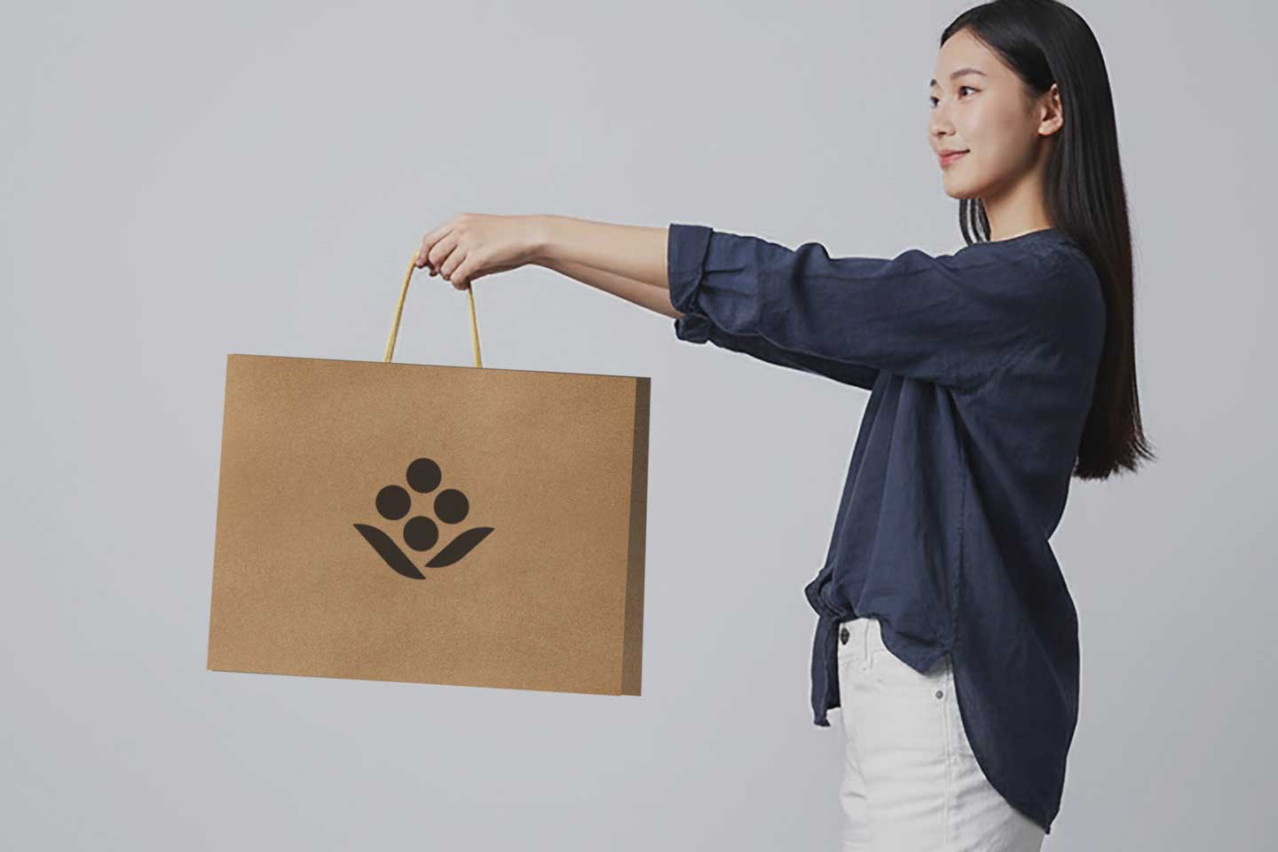 手提袋設計-整體風格簡約、專業且具質感，充分展現公司在食品品牌識別與設計細節上的用心。透過實際手提袋應用，讓商標不只是停留在螢幕或文件中，而是成為日常可被看見、被記住的品牌載體。對正在尋找公司品牌形象優化與設計推薦的企業而言，完整的CIS規劃與一致性的Logo設計 是建立信任感與辨識度的關鍵。從商標設計的概念發想、比例結構，到延伸至手提袋、包裝與實體物件的應用識別設計，每一環節都影響品牌在消費者心中的專業印象。此類手提袋不僅是實用配件，更是品牌視覺策略的重要一環，能有效傳遞品牌核心價值與美感定位。若公司希望透過高質感的商標設計與 Logo設計，建立清楚一致的品牌系統，並在各式應用識別設計中維持高度辨識度，選擇具備整合能力與實務經驗的設計團隊推薦，將有助於品牌長期經營與市場溝通。透過CIS視覺系統的完整規劃，讓品牌在手提袋等實體應用上，展現專業、穩定且值得信賴的形象。2.5D品牌顧問 專注於 CIS 企業識別系統設計，從公司品牌定位、Logo、標準字到整體視覺規範，打造一致且具辨識度的品牌形象。透過策略導向的設計流程，結合品牌顧問思維與實務經驗，協助公司建立長期且可延展的品牌識別系統。2.5D 將 CIS 設計整合至網站、數位媒體與行銷應用，兼顧美感與功能性，是尋求專業品牌設計與企業形象升級的公司推薦選擇。