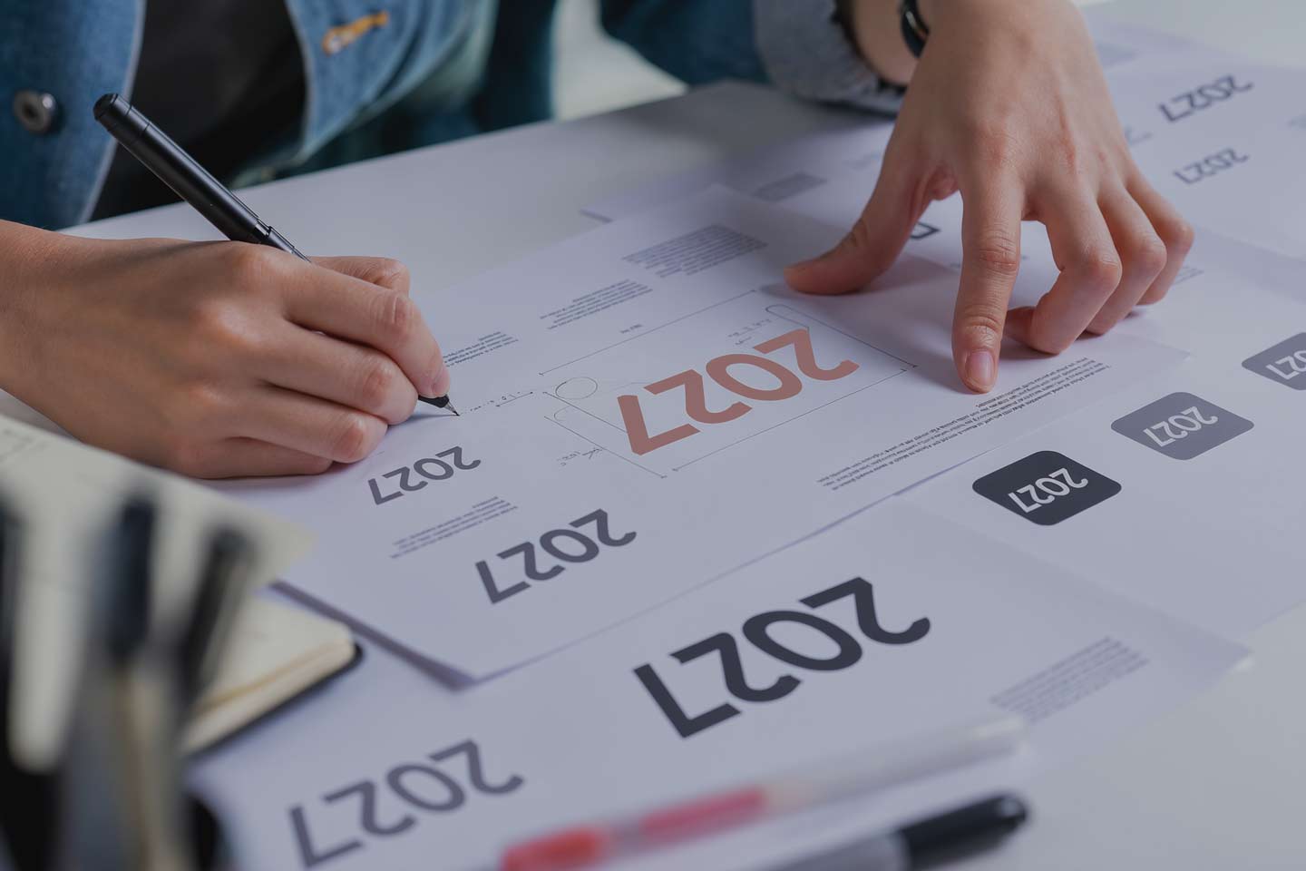 2027年商標設計公司趨勢，當生成式AI能在幾秒內產出大量Logo提案，設計的執行門檻正在降低。但當所有人都能快速生成圖像，真正稀缺的，將不再是視覺產出，而是無法輕易複製的品牌定位、商業洞察與策略思維。